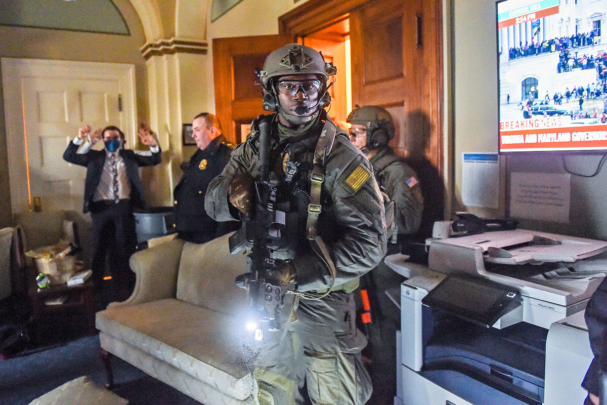 Fotó: AFP/Olivier Douliery A capitoliumi rendőrség különleges erőit is be kellett vetni a rend helyreállítására