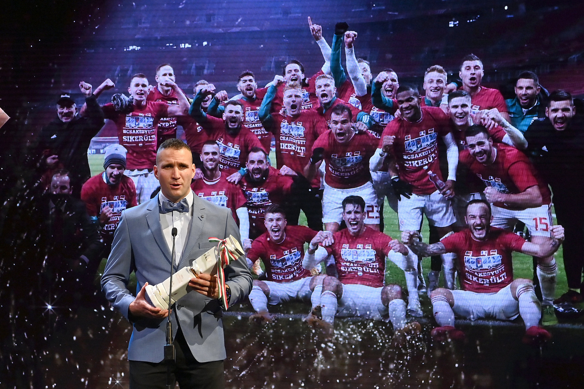 Fotó: MTI/Illyés Tibor Könyves Norbert, a magyar labdarúgó válogatott tagja, miután átvette az Év csapata a hagyományos sportágakban díjat az M4 Sport - Az Év sportolója gála televíziós felvételén a Nemzeti Színházban 2021. január 8-án
