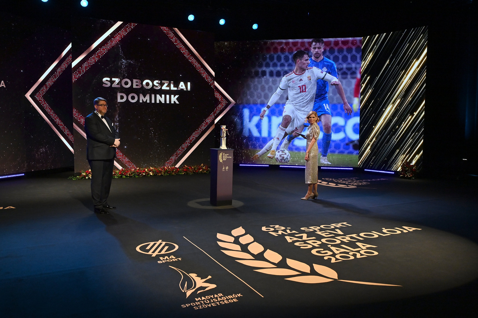 Fotó: MTI/Illyés Tibor Szoboszlai Dominik válogatott labdarúgónak, az év sportolójának képe a kivetítőn az M4 Sport - Az Év sportolója gála televíziós felvételén a Nemzeti Színházban 2021. január 8-án