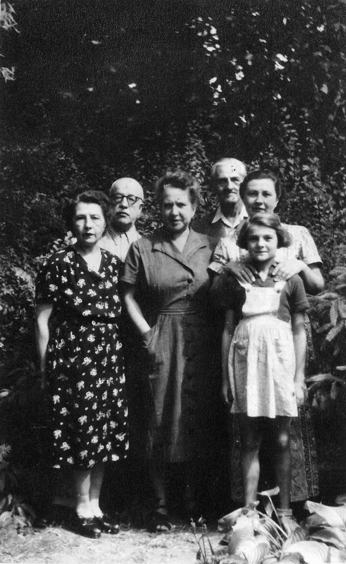 Bodrogkeresztúron, a kitelepítés idején (balról)  Dietz Károlyné, Dietz Károly, Lőwe Henrikné, Lőwe Henrik, a kapitány lánya és unokájuk