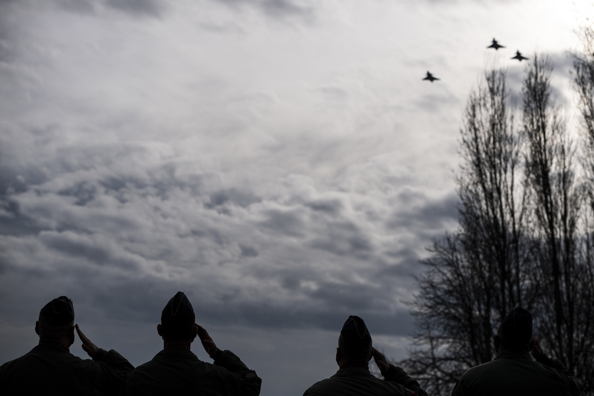 Fotó: MTI/Mónus Márton A Magyar Honvédség Gripen vadászrepülőgépei díszelgő kötelékrepüléssel búcsúznak a 97 esztendős korában elhunyt Frankó Endre nyugállományú főhadnagytól, a 101. Puma Honi Légvédelmi Vadászrepülő Osztály utolsó, még légiharcban is bevetett pilótájától a Duna fővárosi szakasza felett, előtérben katonák tisztelegnek a III. kerületi Szent XXIII. János pápa parkban 2021. január 23-án