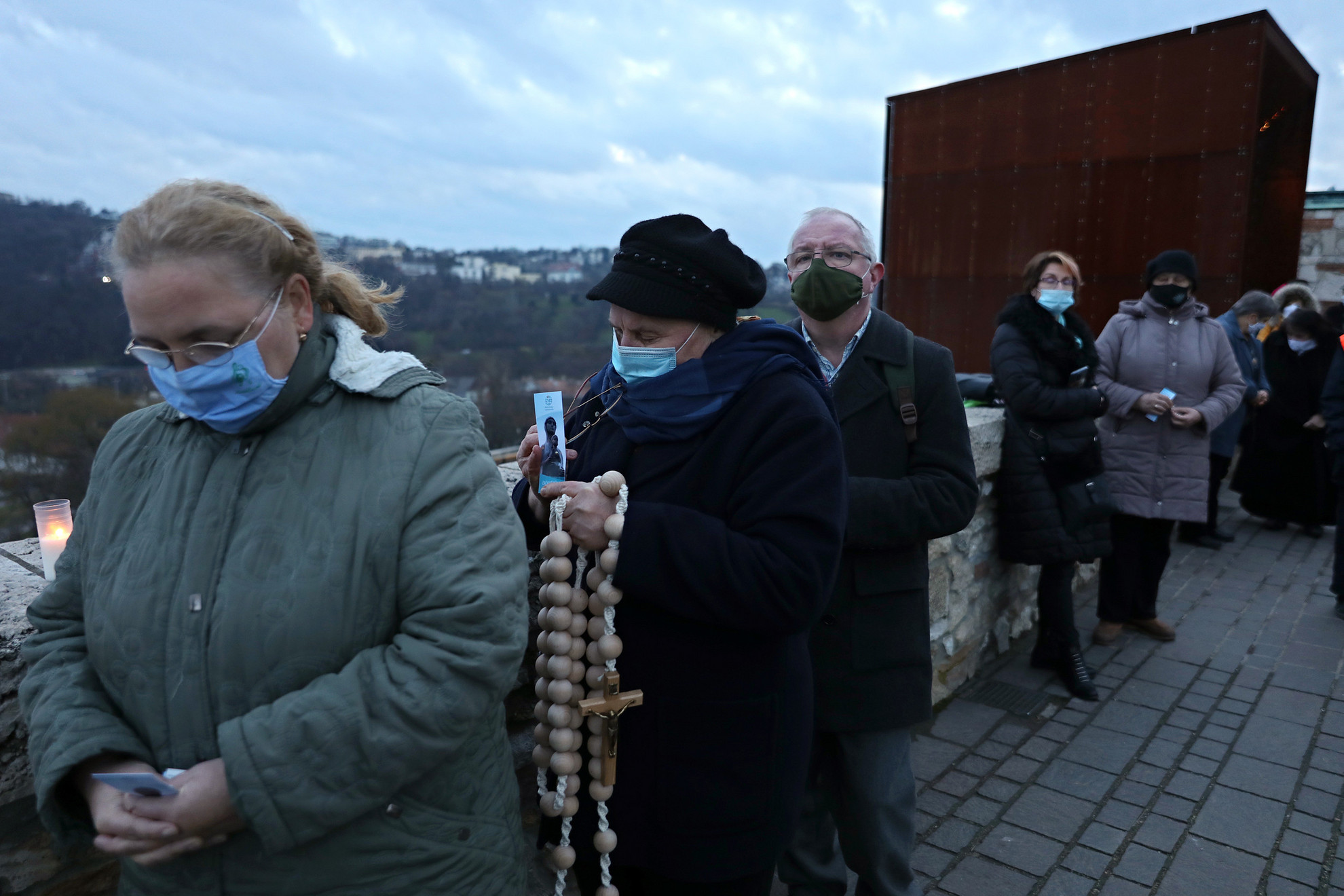 Fotó: MH/Hegedüs Róbert Imádkozók a Mária-szobornál
