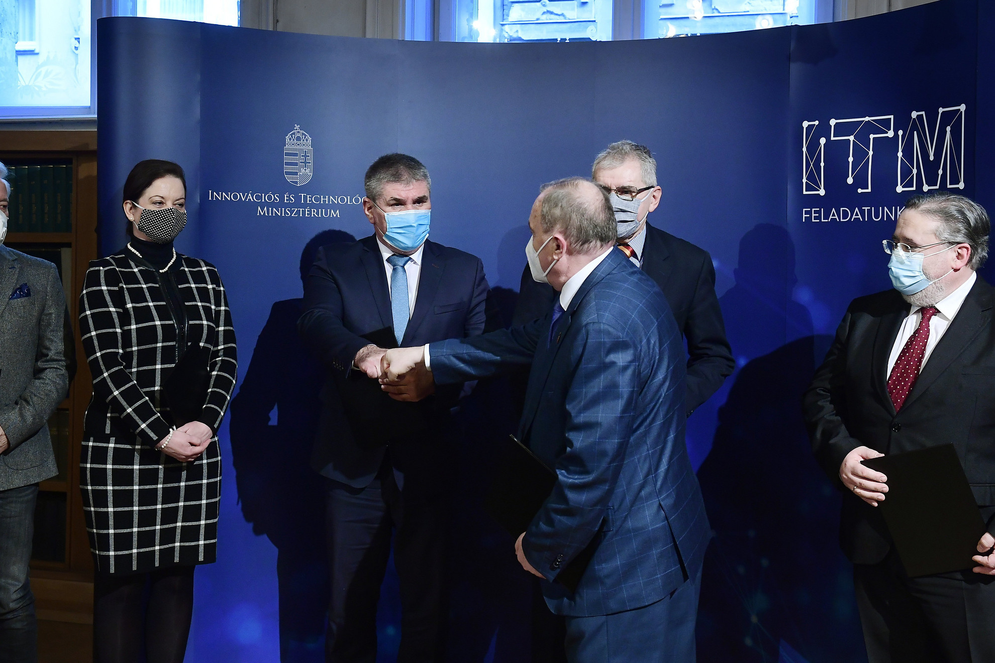 Fotó: MTI/Koszticsák Szilárd Palkovics Imre, a Munkástanácsok Országos Szövetsége elnöke, Mészáros Melinda, a Liga szakszervezetek elnöke, Bodó Sándor, az Innovációs és Technológiai Minisztérium (ITM) foglalkoztatáspolitikáért felelős államtitkára, Zs. Szőke Zoltán, az Áfeosz-Coop Szövetség elnöke, Rolek Ferenc, a Munkaadók és Gyáriparosok Országos Szövetségének (MGYOSZ) alelnöke és Perlusz László, a Vállalkozók és Munkáltatók Országos Szövetsége (VOSZ) főtitkára (b-j) miután aláírták az idei minimálbér-emelésről szóló megállapodást Budapesten