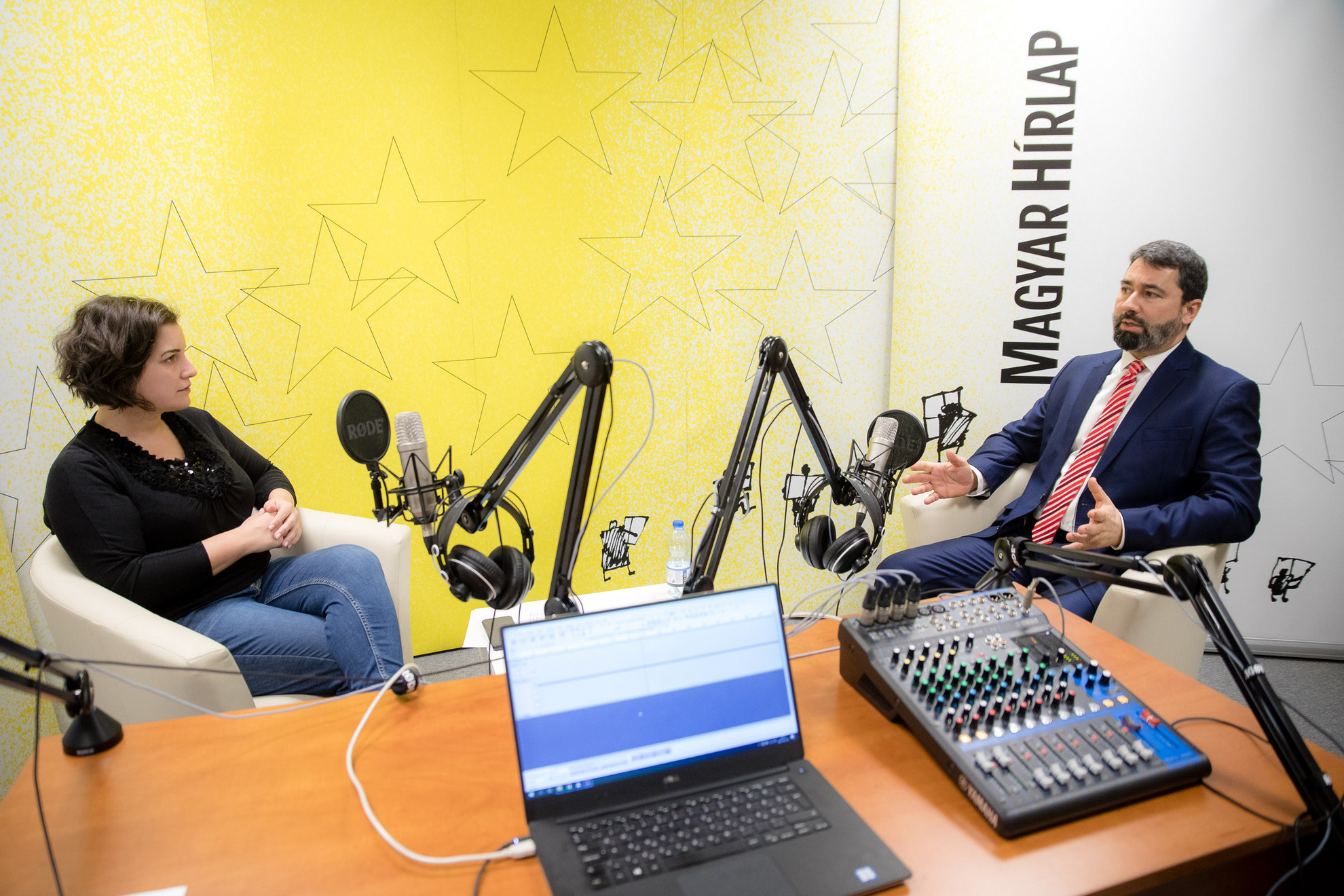 Fotó: MH/Papajcsik Péter Lapunk főmunkatársa, Őry Mariann és Hidvéghi Balázs a Magyar Hírlap Faktum című podcastjának felvételén