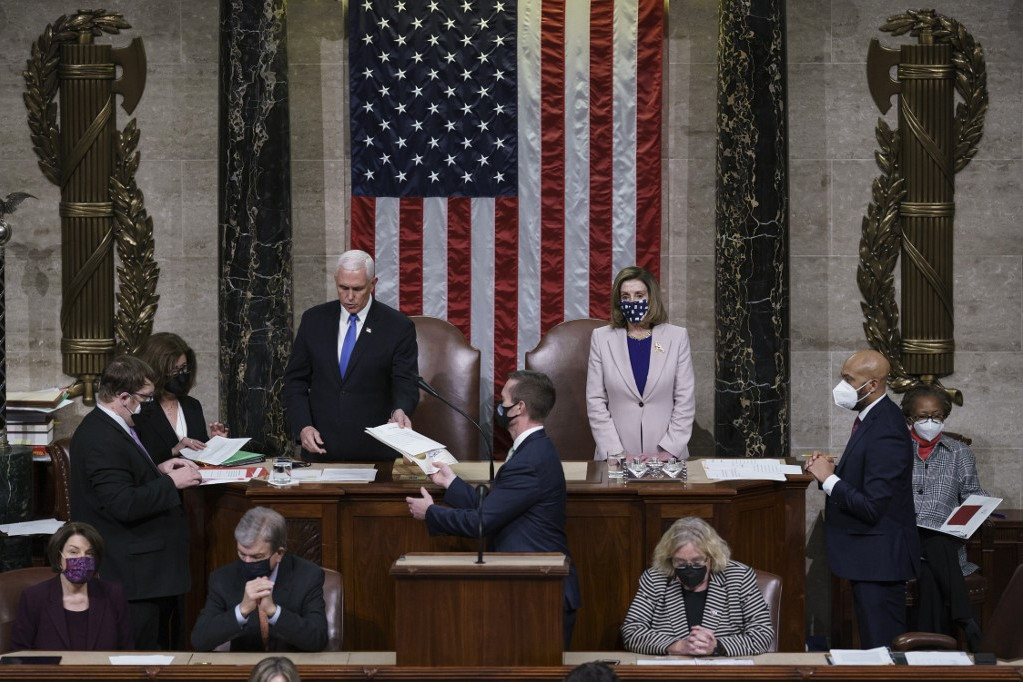 Fotó: AFP/ J. Scott Applewhite Mike Pence alelnök és Nancy Pelosi házelnök a november 3-án leadott szavazatok hitelesítésekor