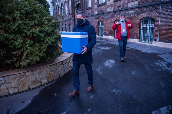 Fotó: MTI/Balogh Zoltán Sára Botond fővárosi kormánymegbízott a Fővárosi Önkormányzat Pesti úti Idősek Otthonának szánt Pfizer-BioNTech vakcinákkal a Semmelweis Egyetem gyógyszertárának udvarán