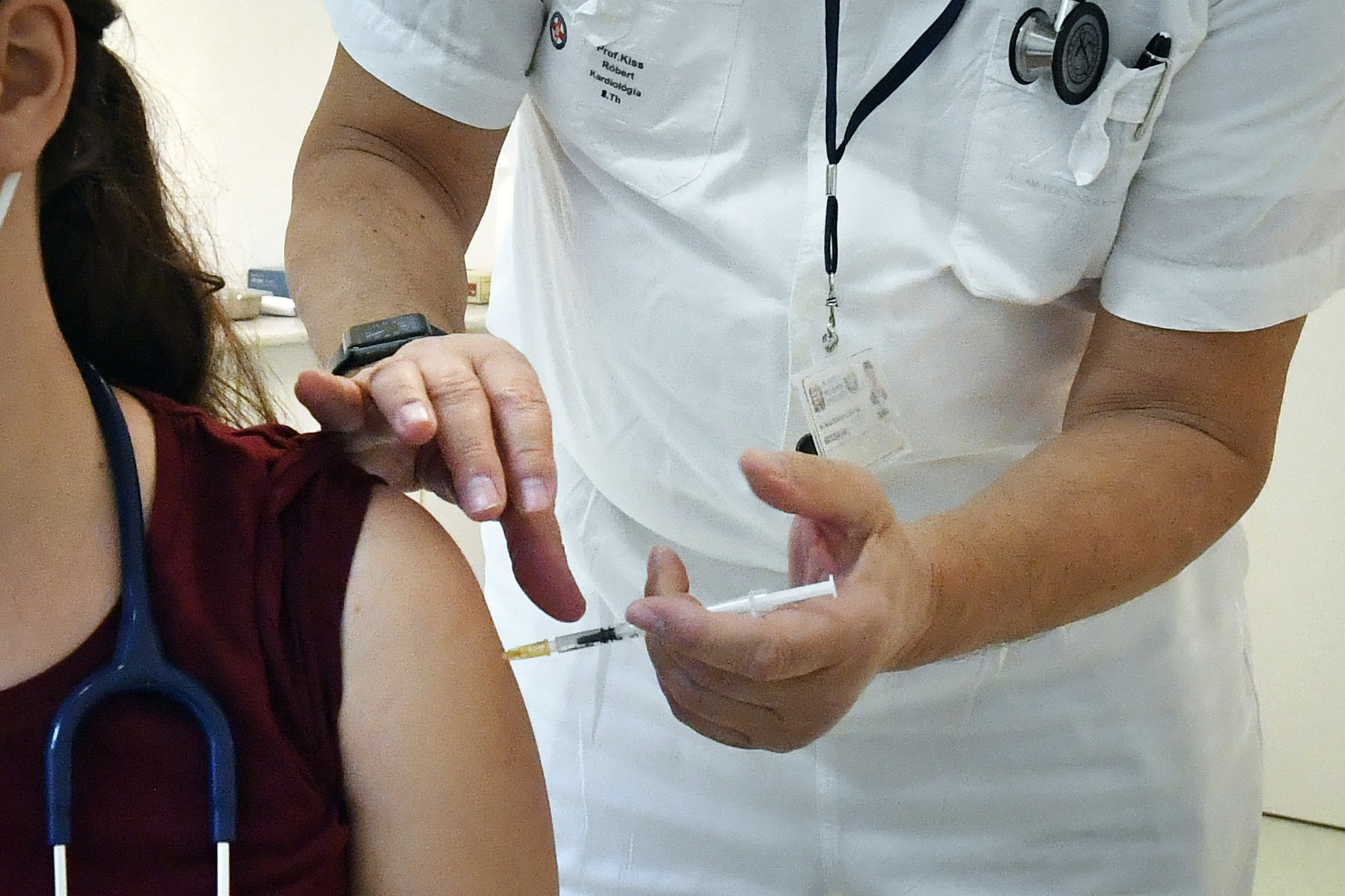 Megkapja egy dolgozó a Pfizer-BioNTech vakcinából készült koronavírus elleni védőoltást a Magyar Honvédség Egészségügyi Központban (Honvédkórház) 2021. január 5-én