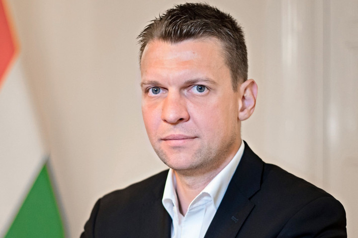 Fotó: MH/Papajcsik Péter Több mint 4,5 millió adag vakcina érkezik Kínából és Oroszországból