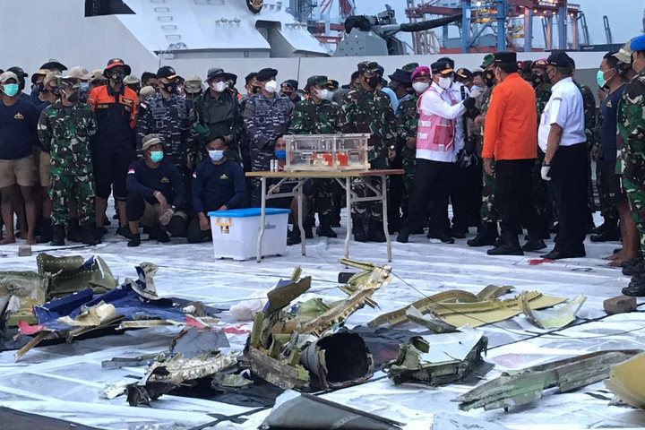 Megtalálták a lezuhant indonéz repülő egyik feketedobozát