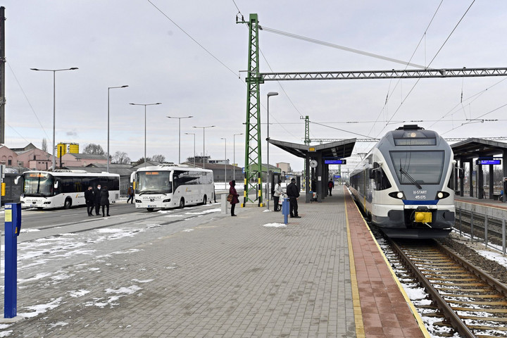 Fotó: MTI/Máthé Zoltán Közvetlen autóbuszos és vasúti átszállás Dorogon