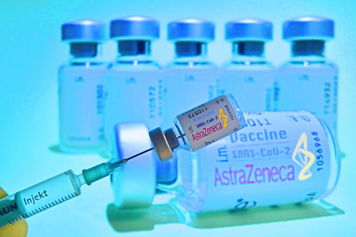 Fotó: AFP/Sven Simon-Frank Hoemann Az AstraZeneca azt ígéri, hamarosan érkezik az új variánsok ellen is hatékony oltás