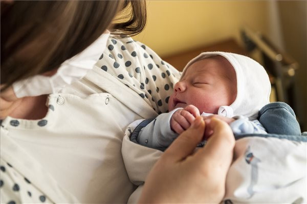 Fotó: MTI/Mónus Márton Érdemes még az év vége előtt babakötvény-számlát nyitni