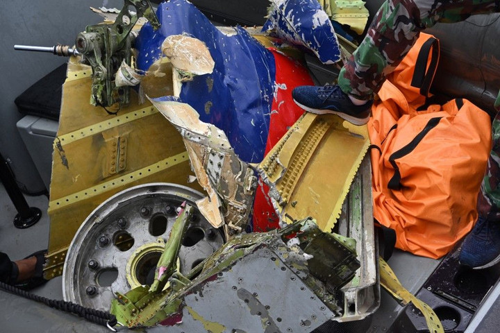 A búvárok rábukkantak a lezuhant indonéz utasszállító repülőgép roncsaira