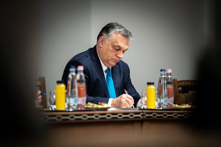 Fotó: Facebook/Orbán Viktor Orbán Viktor a vakcinákról egyeztetett