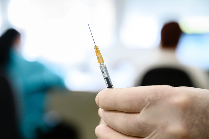 Az EU a problémák ellenére engedélyezte a nyugati vakcinákat