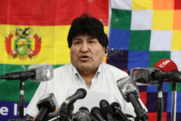 Bolívia: élesen jobbra, majd vissza balra