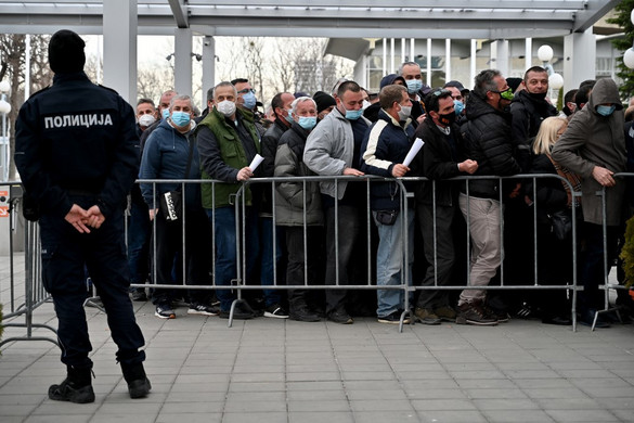 Fotó: Andrej ISAKOVIC / AFP Óriási sorállás és többórás várakozás alakult ki a szerbiai oltópontokon
