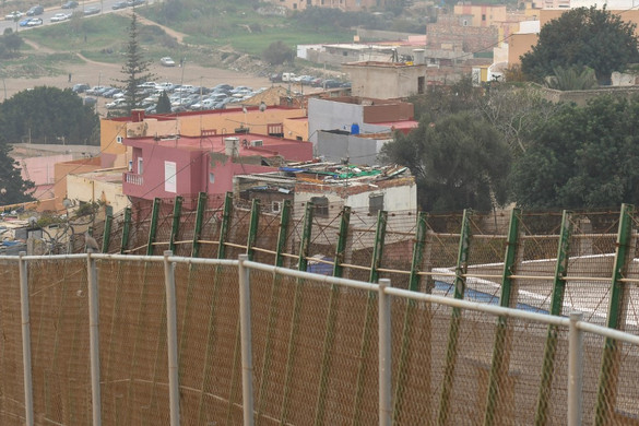 Több mint nyolcvan migráns jutott át Melillába a határkerítésen