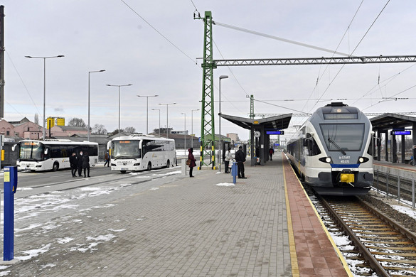 Közvetlen autóbuszos és vasúti átszállás Dorogon