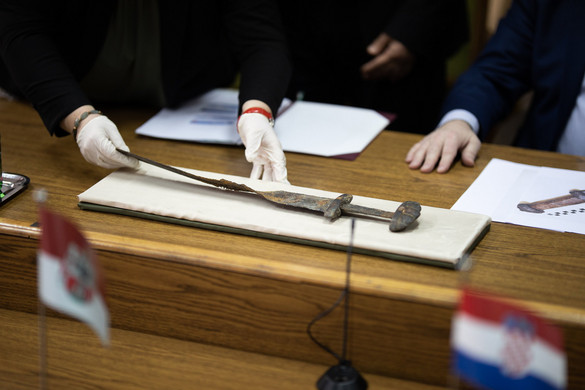 Elképesztően ritka, több mint ezeréves kard került elő Zala megyében