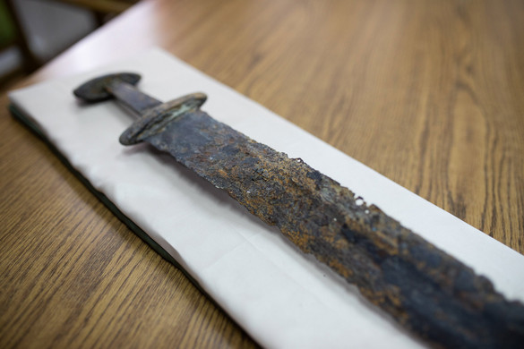 Hatalmas, 2,3 méter hosszú kardra bukkantak Japánban