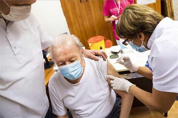 Hétvégén újabb idősotthonokban folytatódik a védőoltások beadása