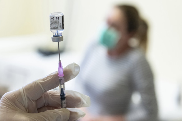 Nincs kapcsolat a Pfizer-vakcina és a beoltásokat követő halálesetek között