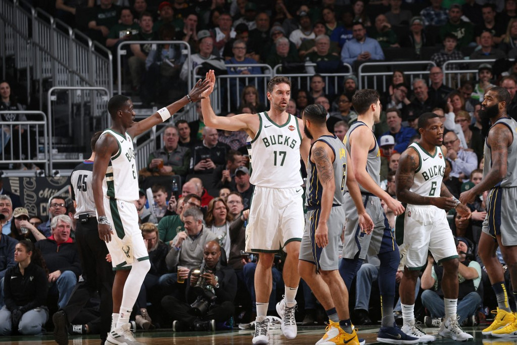 Fotó: AFP/Getty Images/NBAE/Gary Din Gasol (17) utoljára a Milwaukee Bucks színeiben szerepelt az NBA-ban
