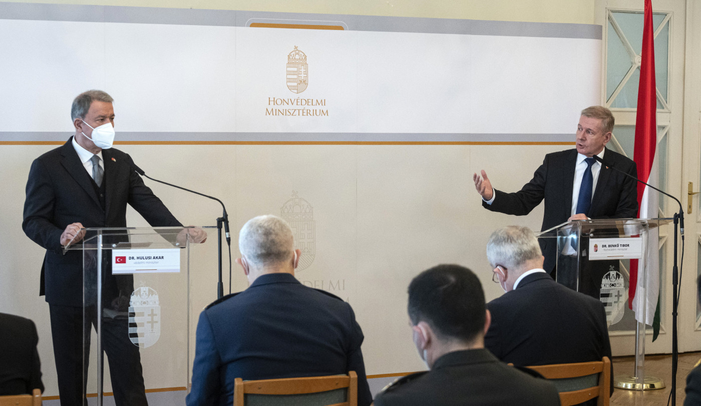 Fotó: MTI/Szigetváry Zsolt Hulusi Akar török védelmi miniszter (b) és Benkő Tibor honvédelmi miniszter sajtótájékoztatót tart a Hadtörténeti Intézet és Múzeumban 2021. február 3-án