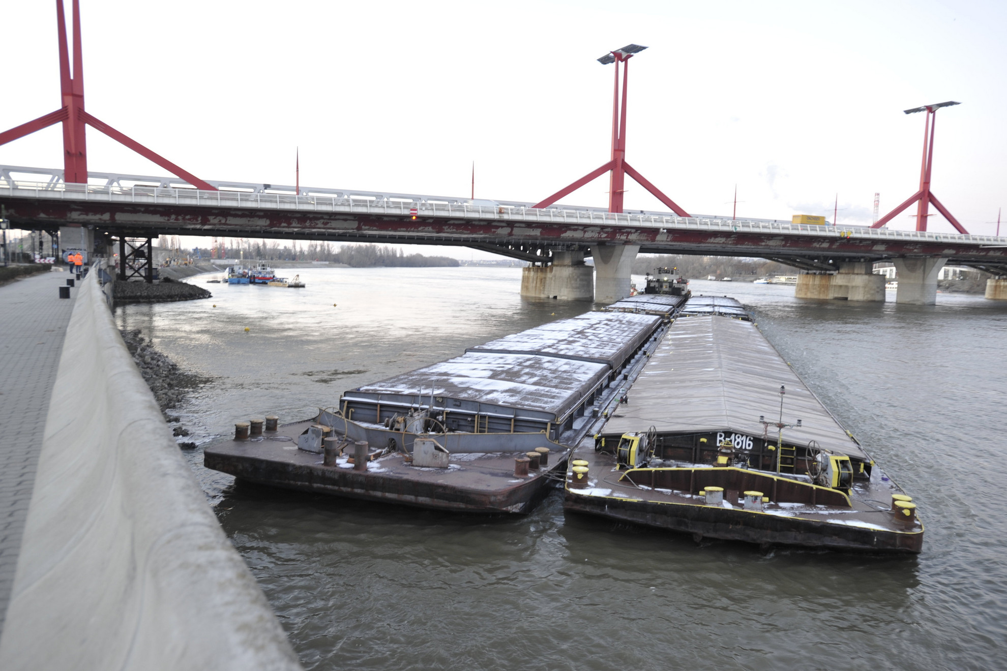 A Rákóczi híd pillérének ütközött uszály 2021. február 12-én