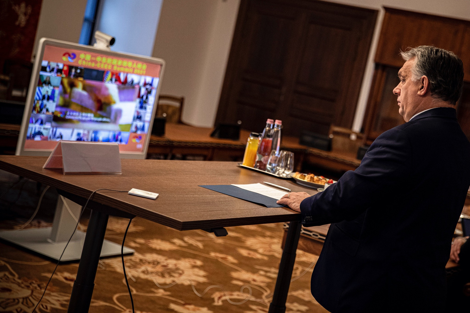 Fotó: MTI/Miniszterelnöki Sajtóiroda Orbán Viktor miniszterelnök részt vesz a Kína és a kelet-közép-európai országok közti, videókonferencián tartott egyeztetésen a Karmelita kolostorban 2021. február 9-én