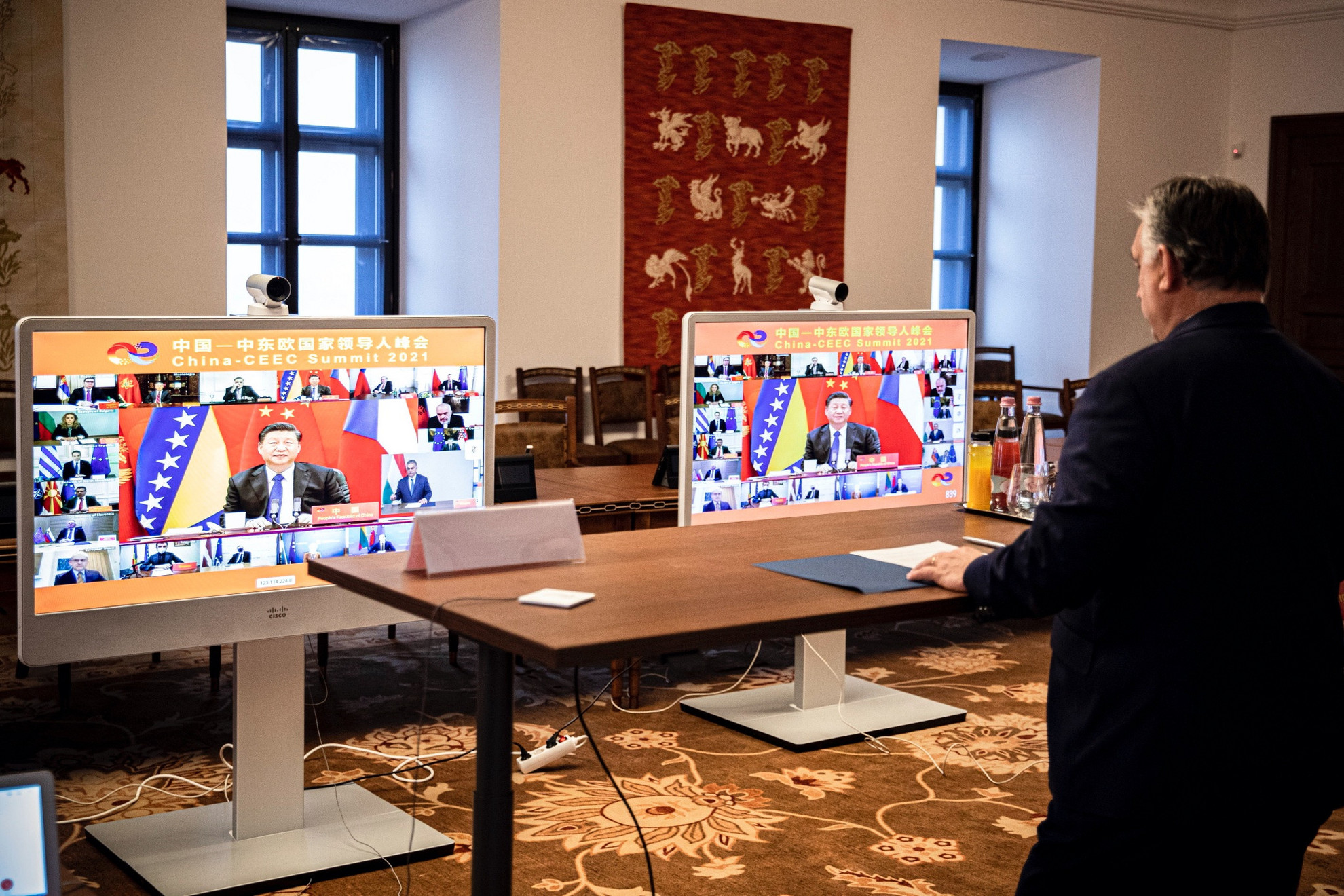 Fotó: MTI/Miniszterelnöki Sajtóiroda Orbán Viktor miniszterelnök részt vesz a Kína és a kelet-közép-európai országok közti, videókonferencián tartott egyeztetésen, a képernyőn Hszi Csin-ping kínai elnök