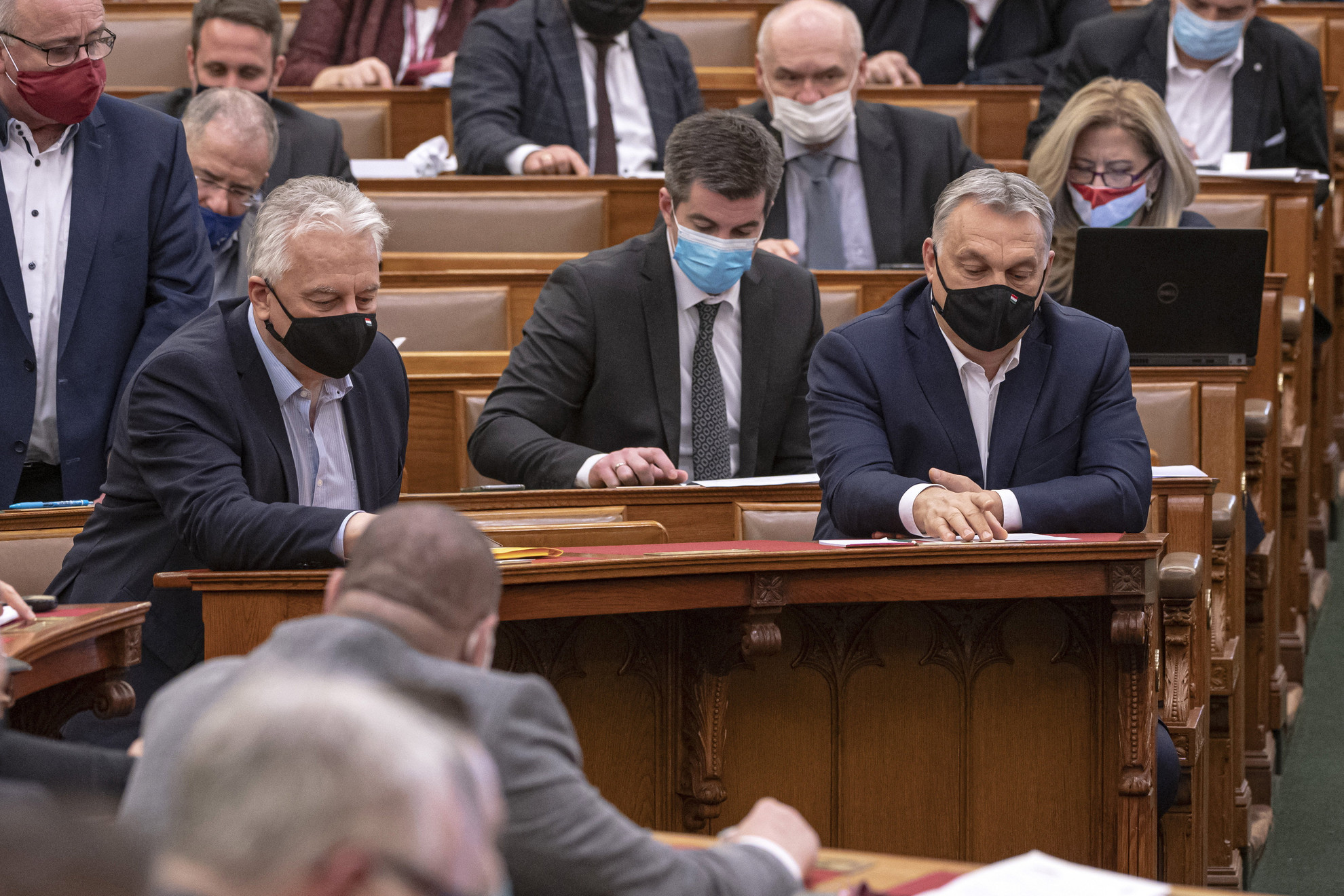 Fotó: MTI/Szigetváry Zsolt Orbán Viktor miniszterelnök (j, elöl), Semjén Zsolt miniszterelnök-helyettes (b), mögöttük Kocsis Máté, a Fidesz parlamenti frakcióvezetője (k) és a képviselők szavaznak a koronavírus-világjárvány elleni védekezésről szóló törvényjavaslatról az Országgyűlés plenáris ülésén 2021. február 22-én