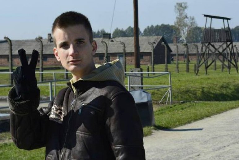 Fotó: Pesti Srácok Hajnády Kristóf a győzelem jelét mutatja Auschwitzban
