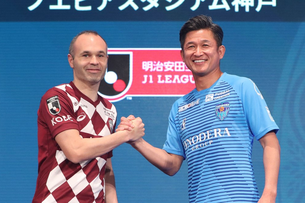 Fotó: AFP/Yomiuri/Keita Iijima Legendák egymás közt: Andrés Iniesta és Miura Kazujosi