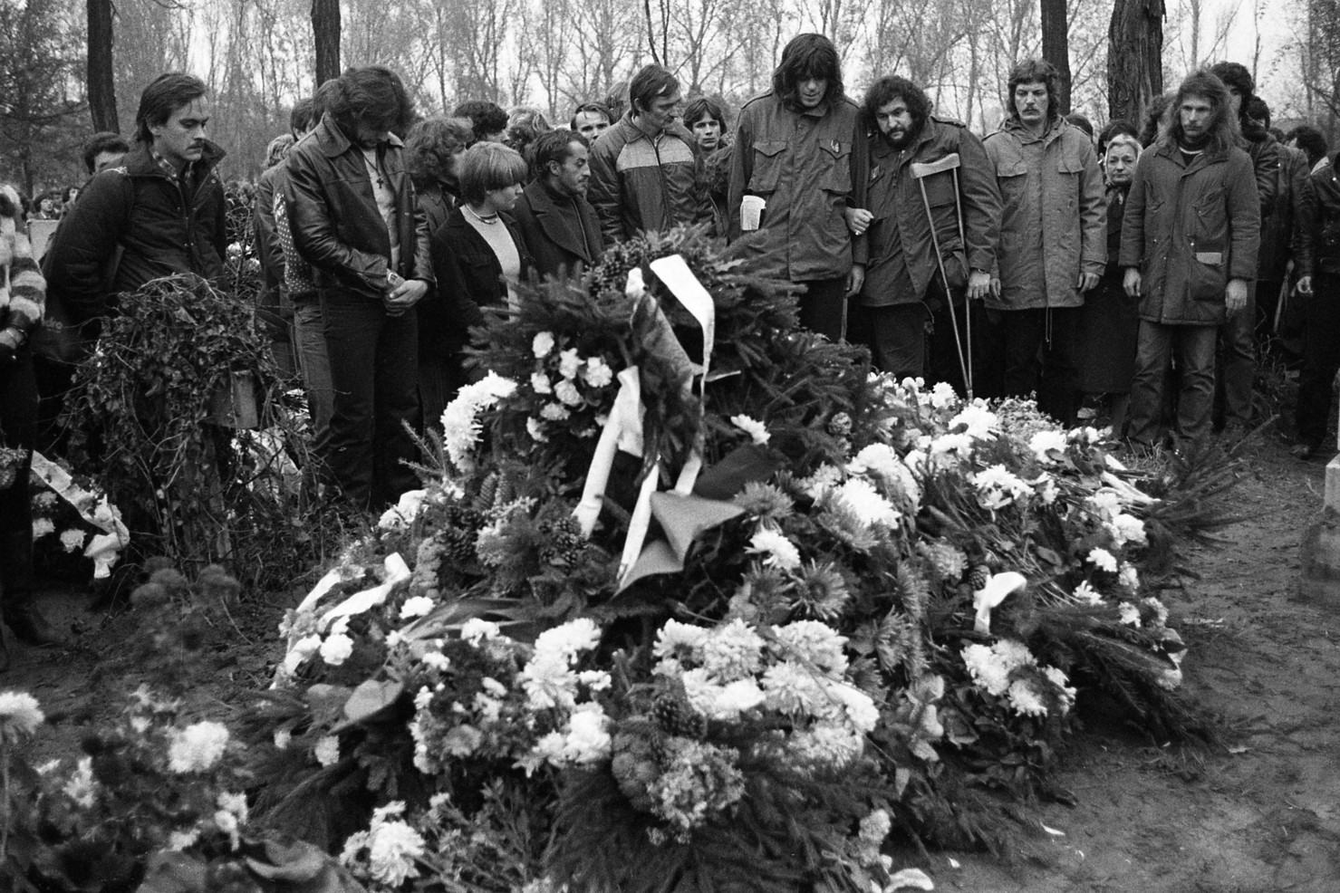 Radics Béla temetése a Megyeri úti temetőben 1982-ben. Szemben Földes László (Hobó) és Deák Bill Gyula.