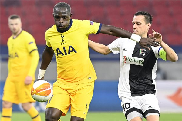Fotó: MTI/Kovács Tamás Moussa Sissoko, az angol és Michael Liendl, az osztrák csapat játékosa a labdarúgó Európa-liga nyolcaddöntőjébe jutásért játszott Wolfsberg - Tottenham Hotspur mérkőzésen a Puskás Arénában
