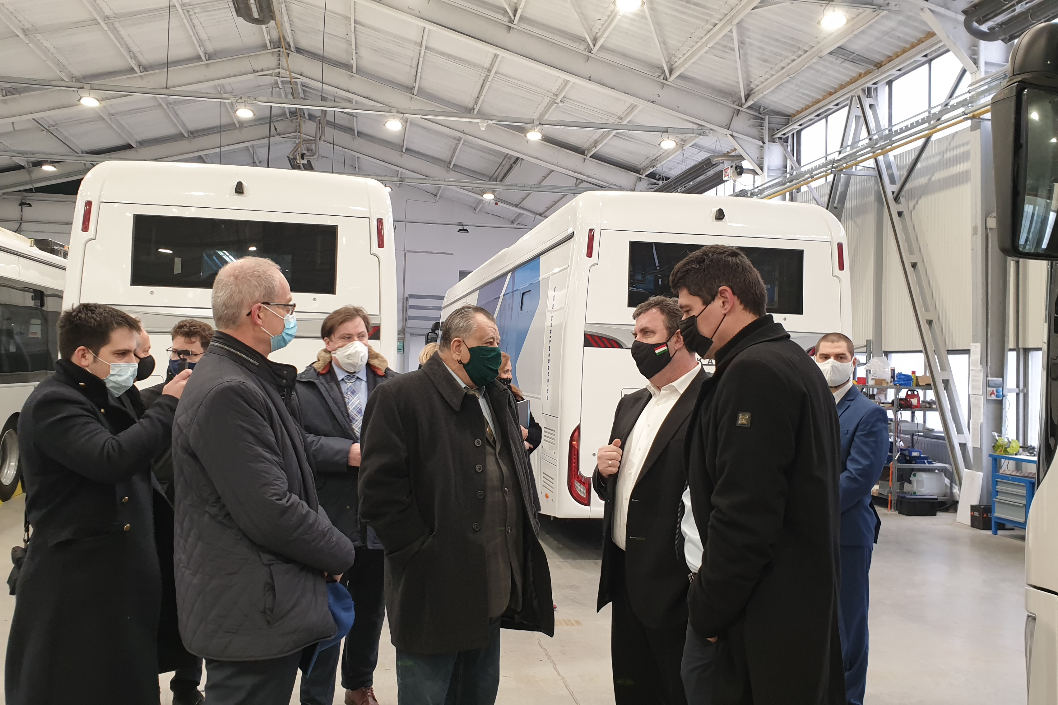 Palkovics László megtekintette az Ikarus elektromos buszainak sorozatgyártását