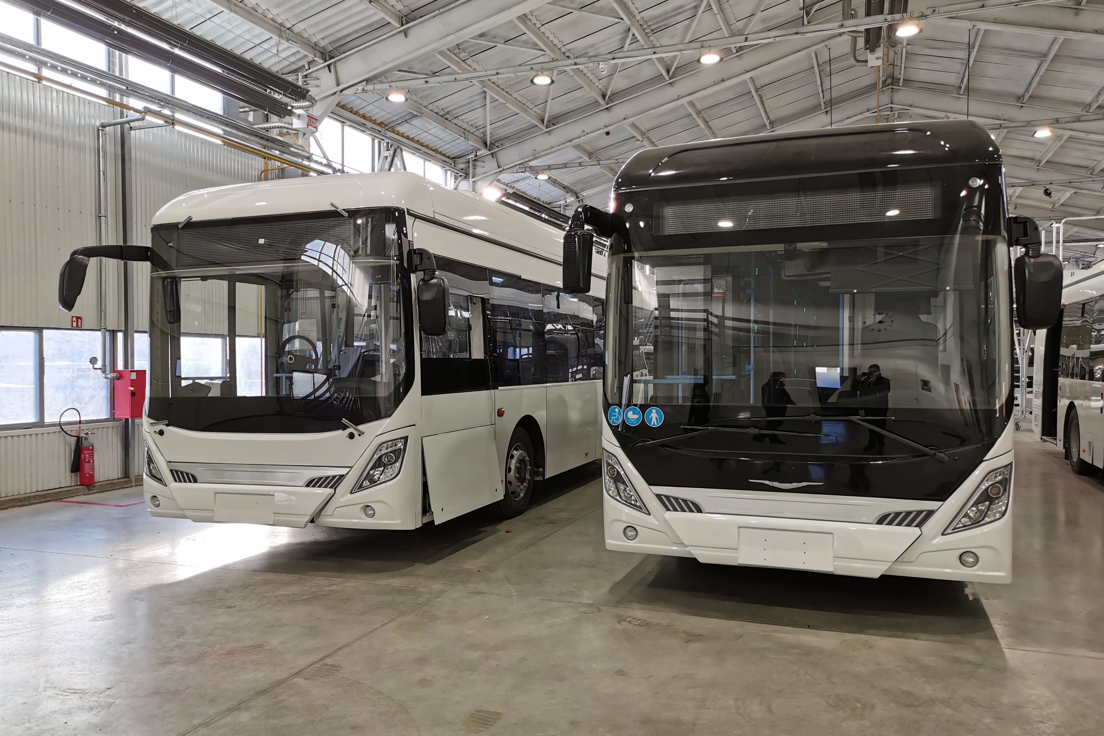 Palkovics László megtekintette az Ikarus elektromos buszainak sorozatgyártását