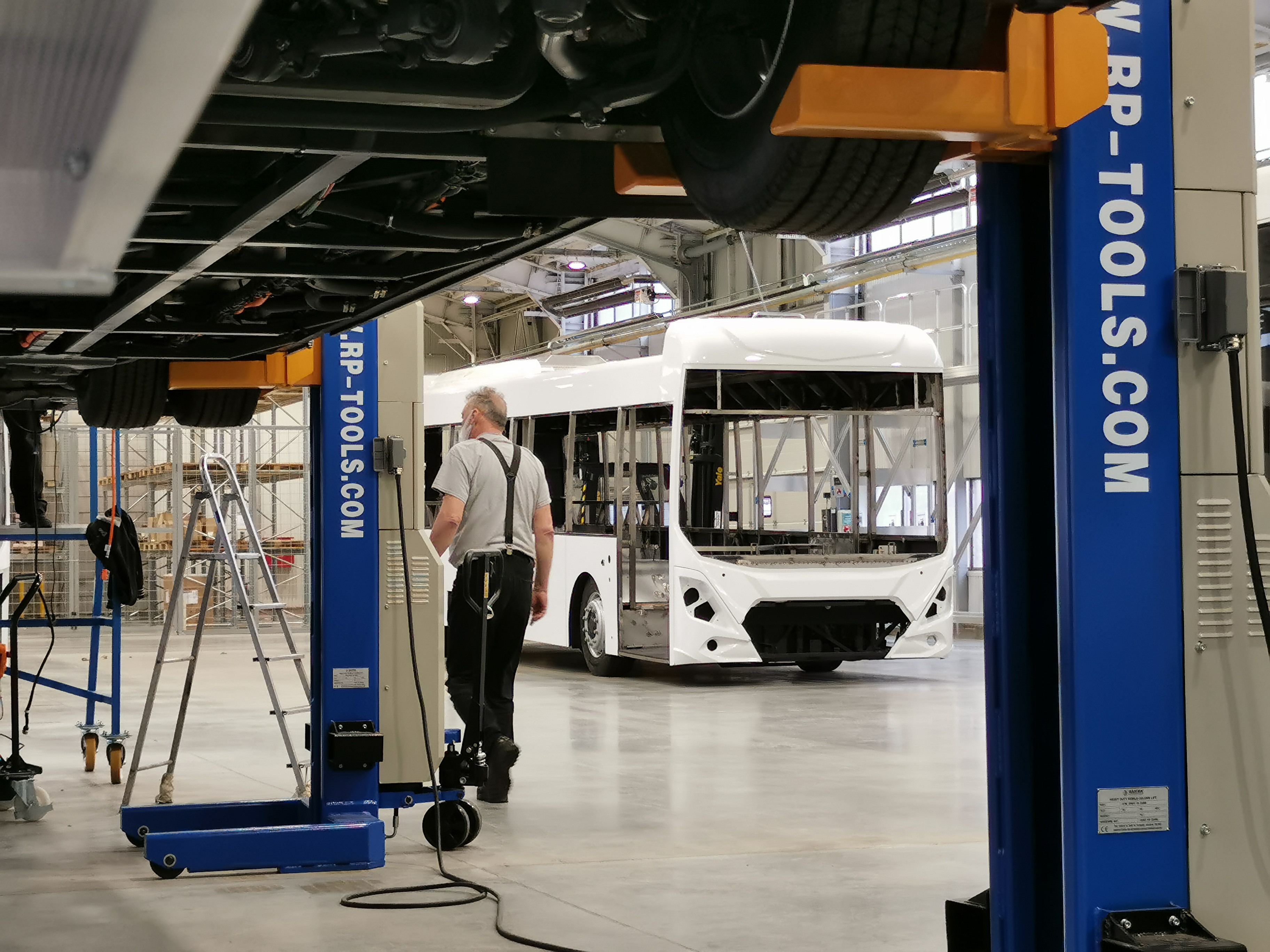 Palkovics László megtekintette az Ikarus elektromos buszainak sorozatgyártását
