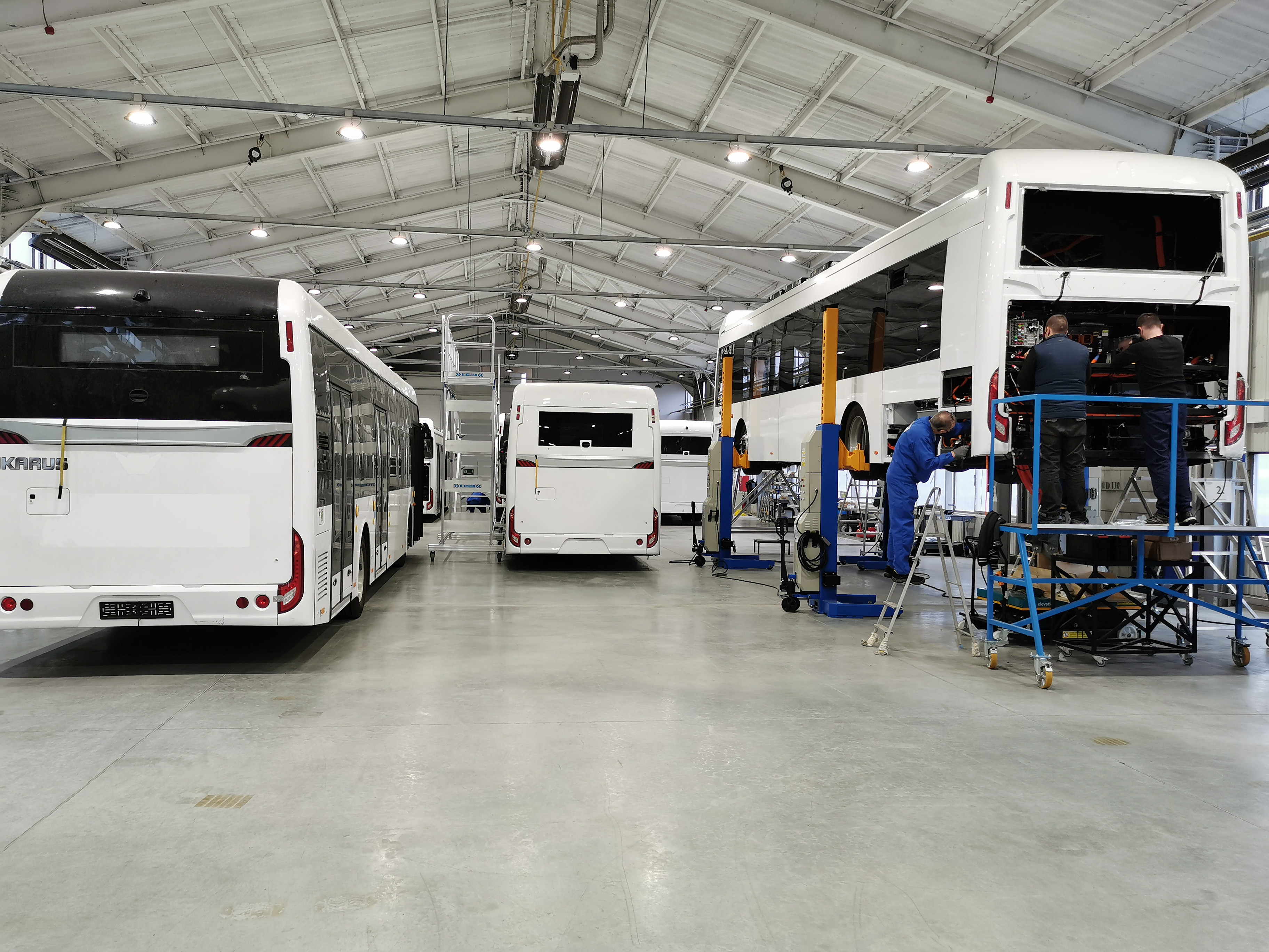 Palkovics László megtekintette az Ikarus elektromos buszainak sorozatgyártását