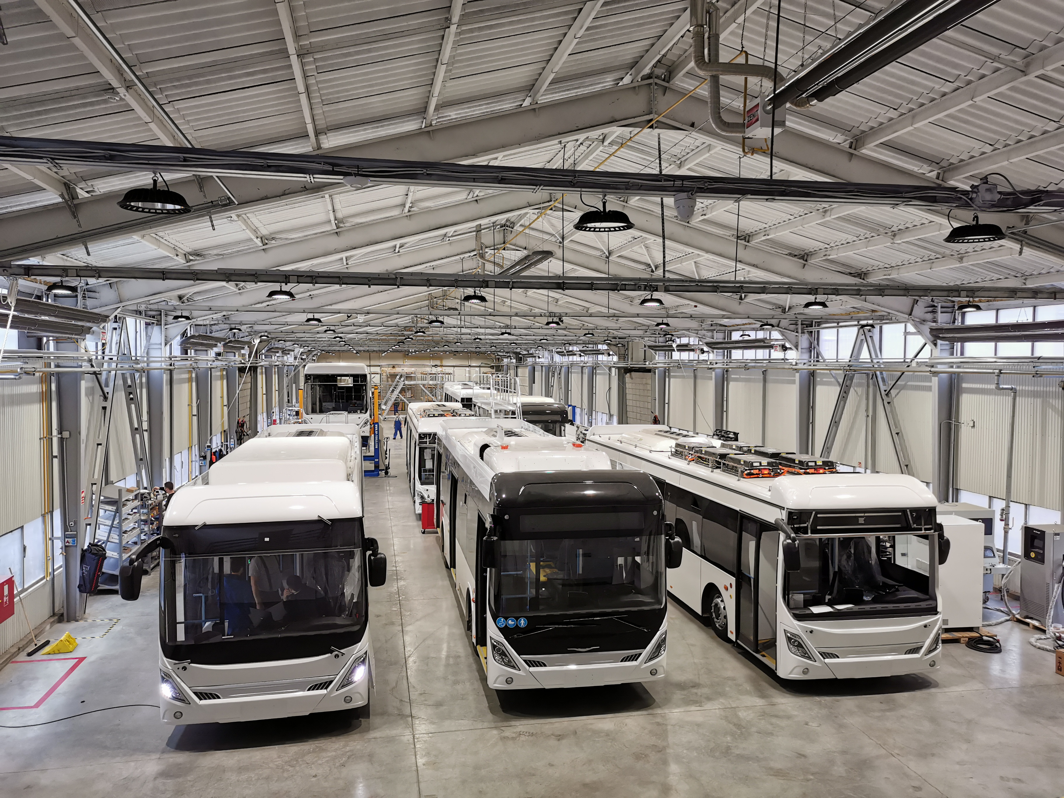 Palkovics László megtekintette az Ikarus elektromos buszainak sorozatgyártását