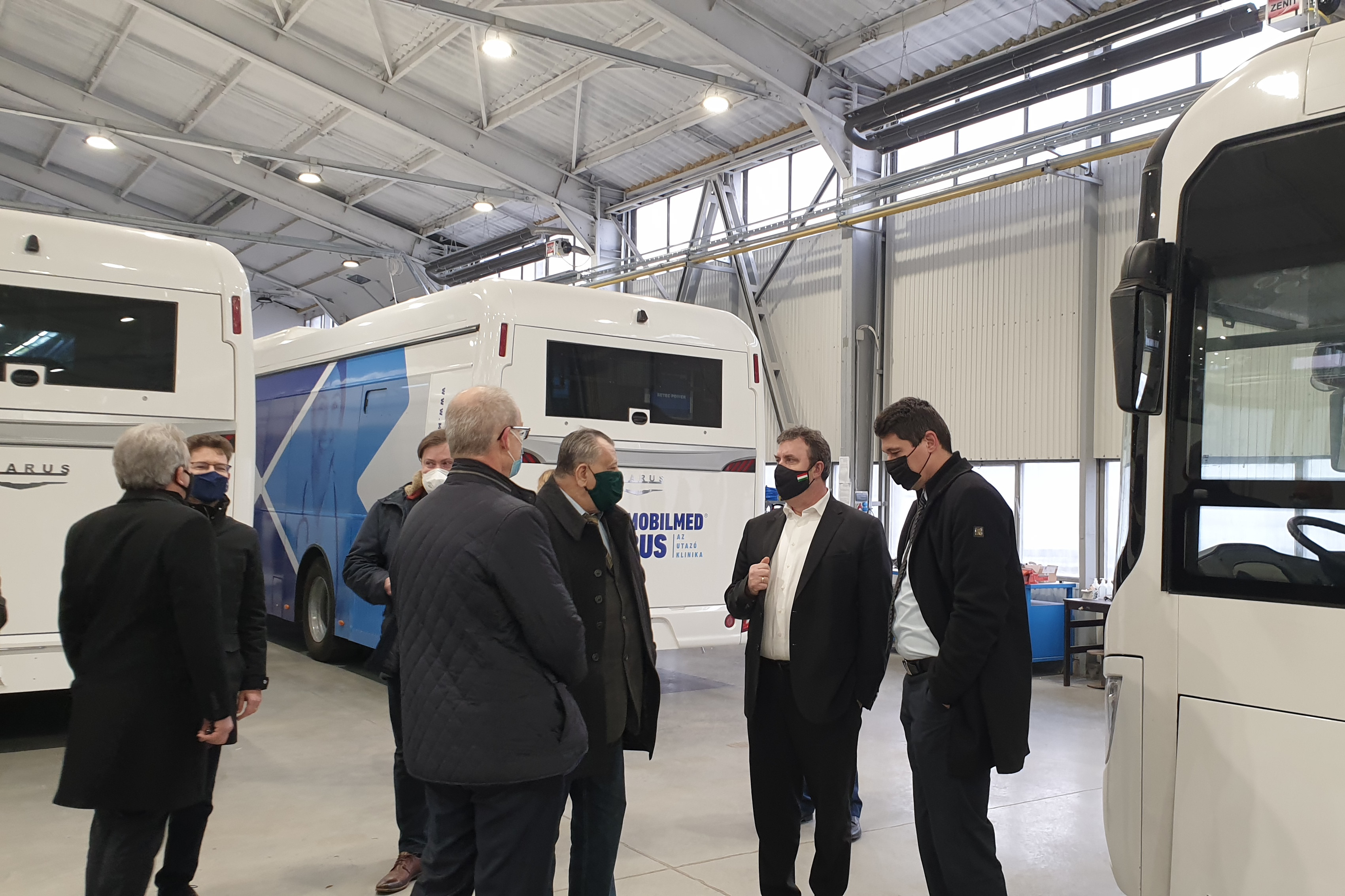 Palkovics László megtekintette az Ikarus elektromos buszainak sorozatgyártását