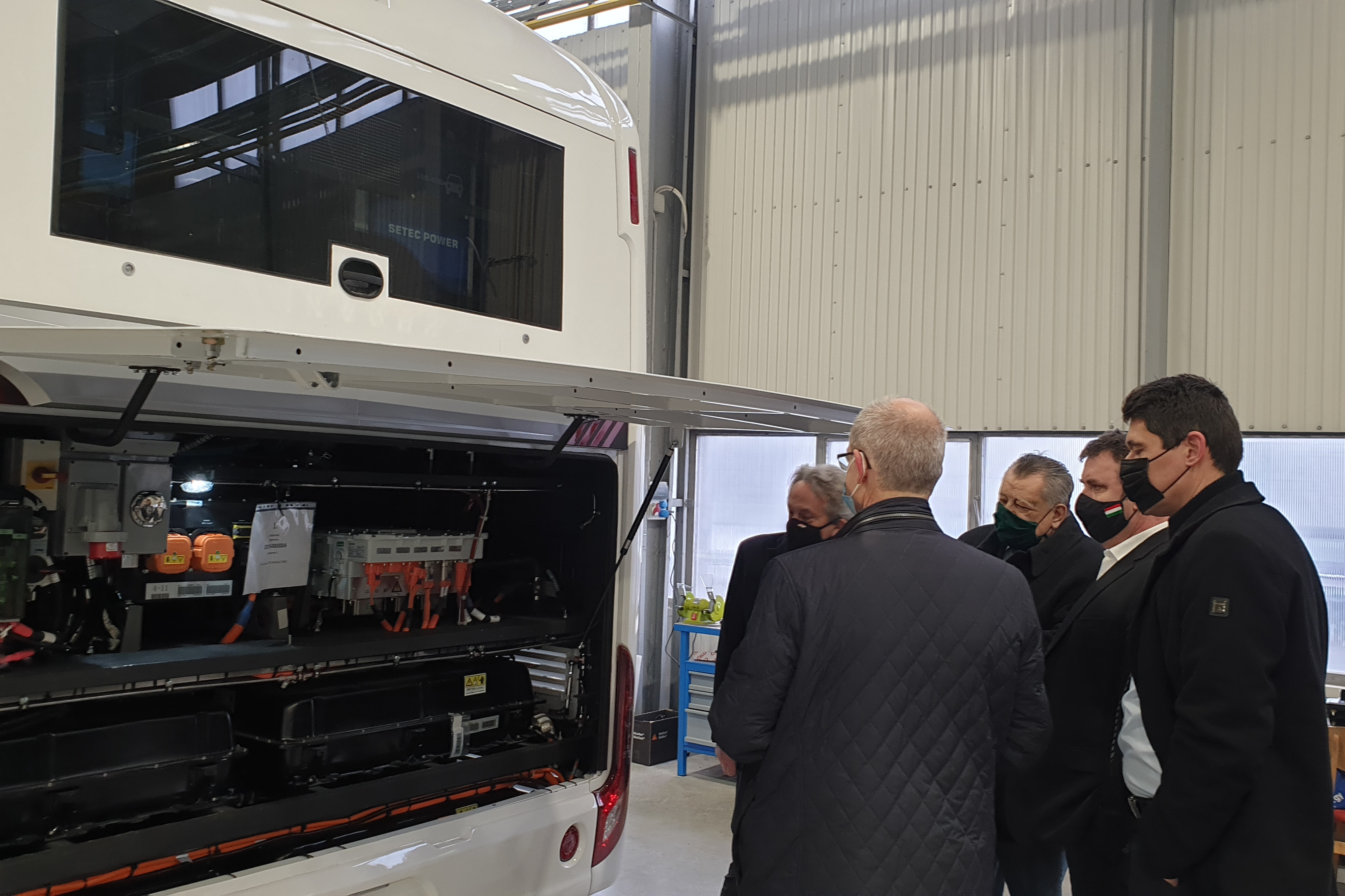 Palkovics László megtekintette az Ikarus elektromos buszainak sorozatgyártását