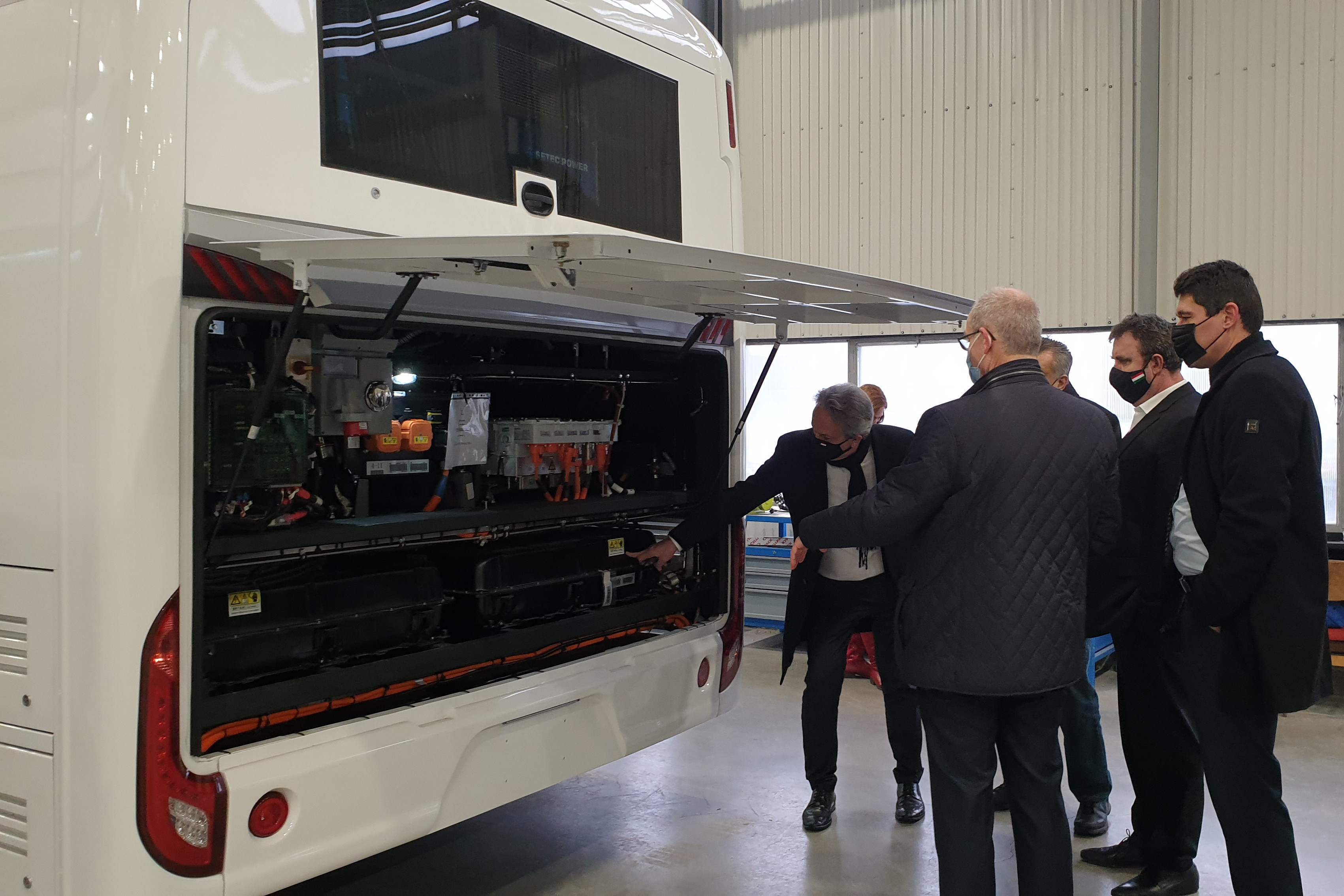 Palkovics László megtekintette az Ikarus elektromos buszainak sorozatgyártását