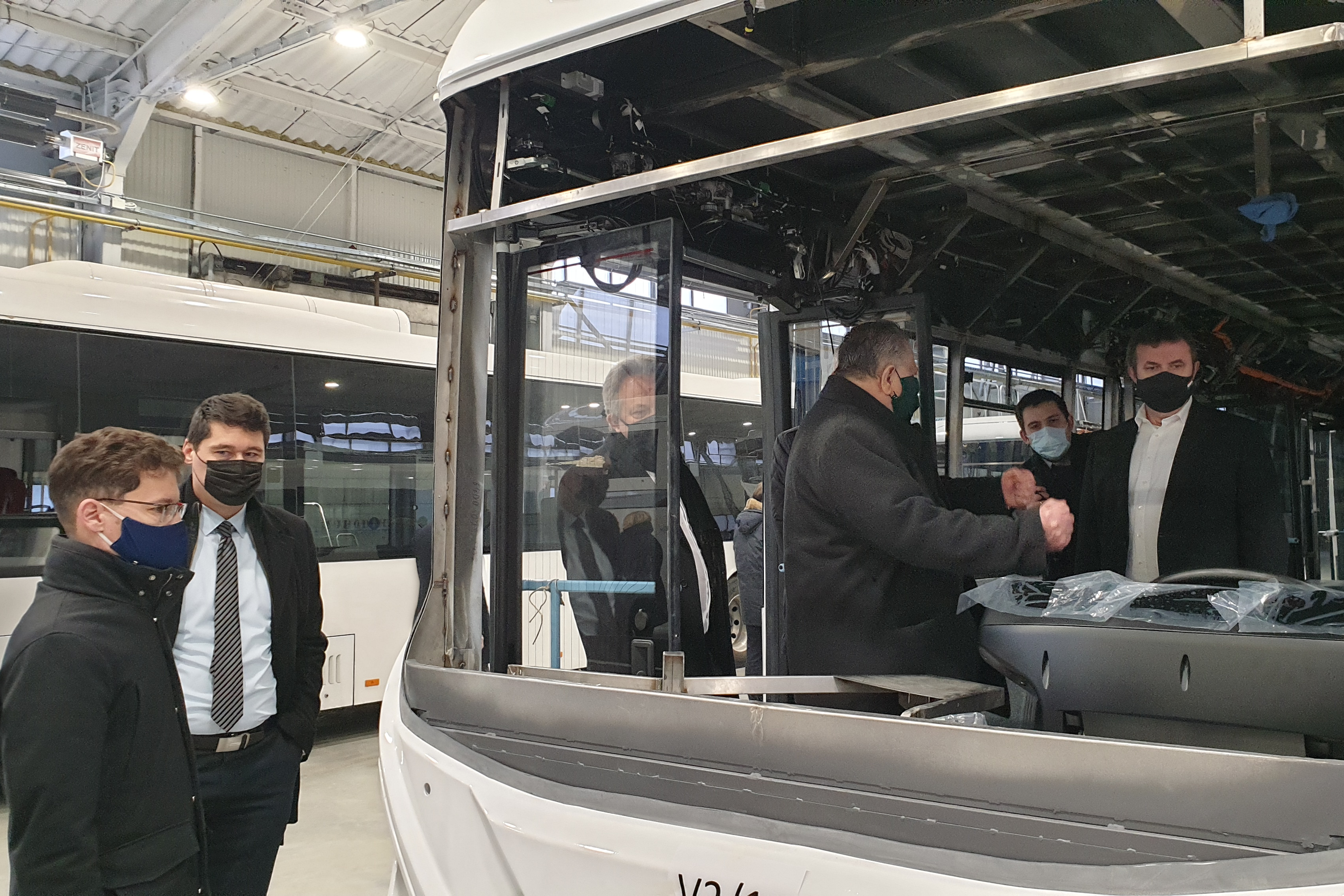Palkovics László megtekintette az Ikarus elektromos buszainak sorozatgyártását