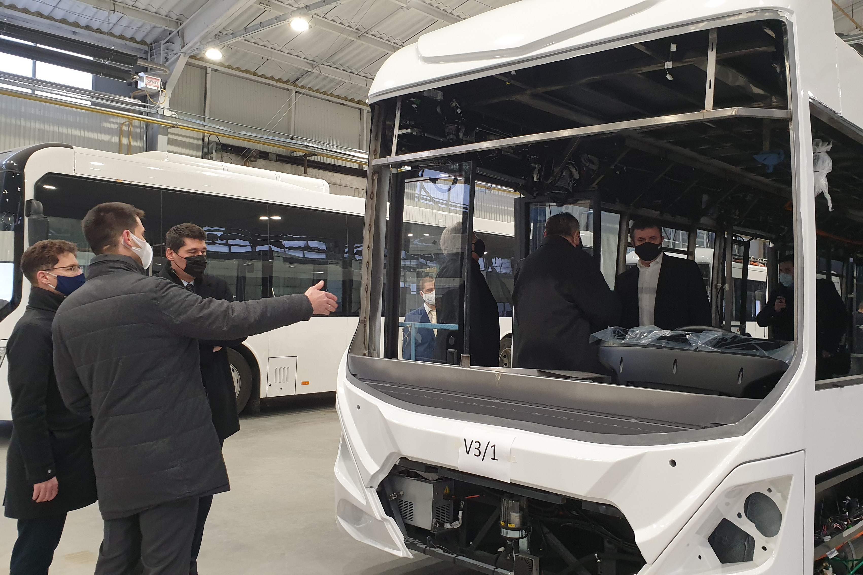 Palkovics László megtekintette az Ikarus elektromos buszainak sorozatgyártását