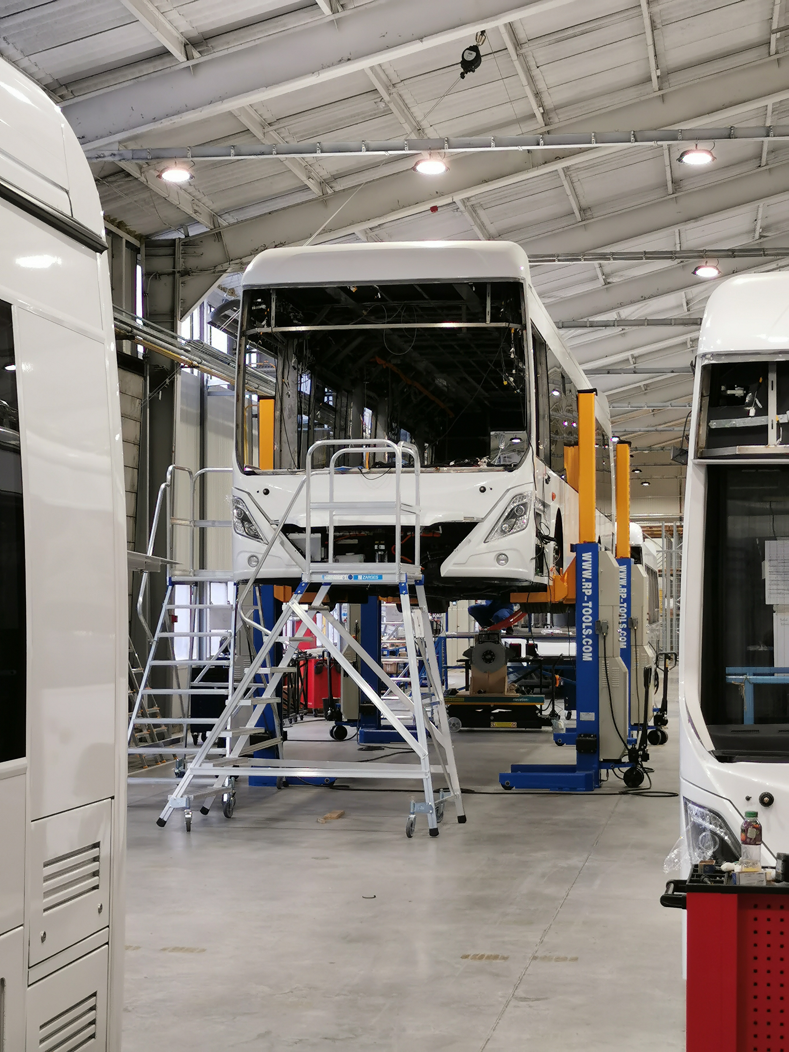 Palkovics László megtekintette az Ikarus elektromos buszainak sorozatgyártását