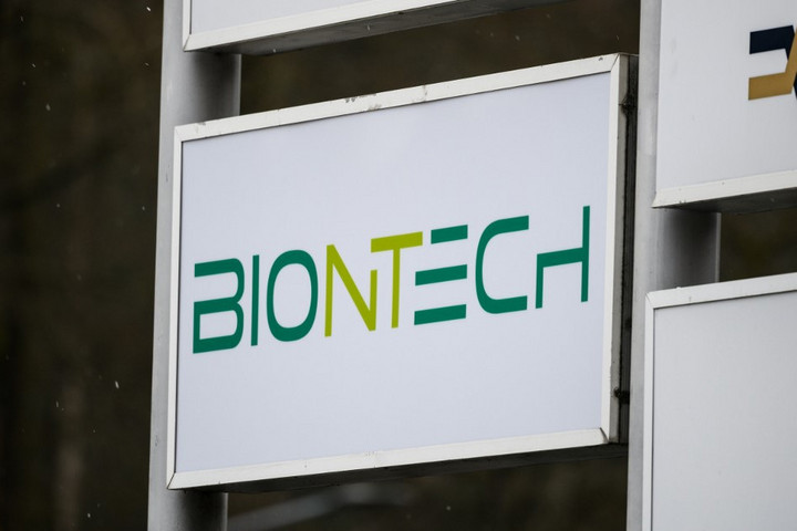 A BioNTech új, jóval enyhébb hűtést igénylő vakcinájának engedélyeztetését készíti elő