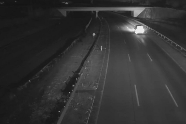 Fotó: Youtube Az autóút belső sávjában sétálgatott balesete után egy ittas sofőr
